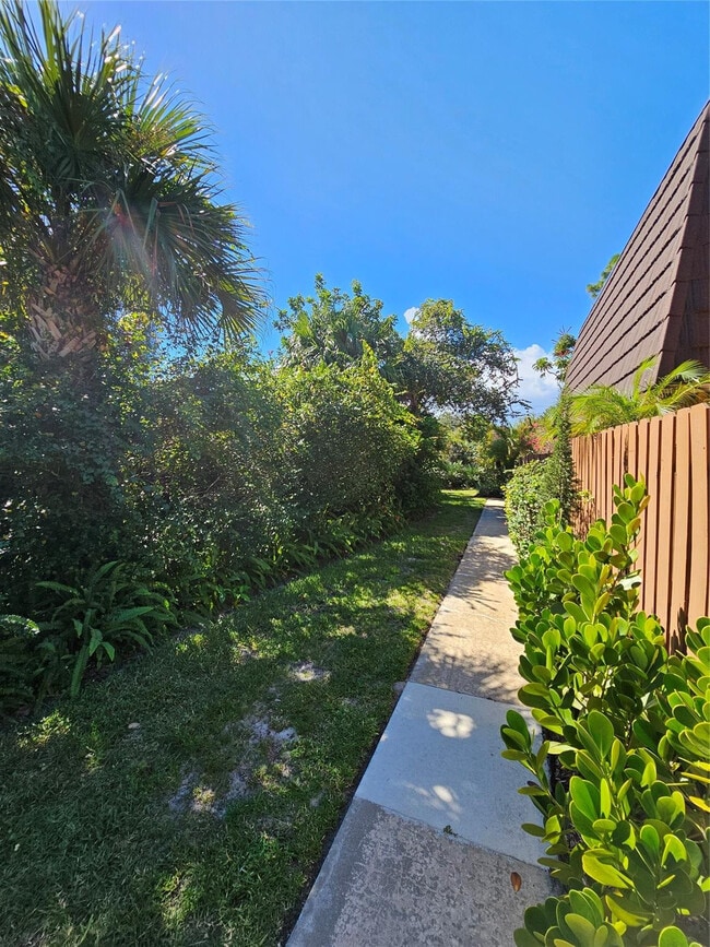 Building Photo - 5748 SE Riverboat Dr