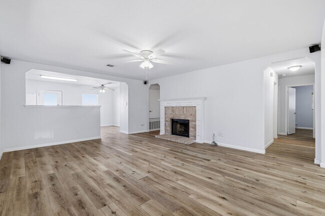 Building Photo - ***MOVE IN SPECIAL ONE WEEK FREE***Sophisticated Living Near Bamberger Nature Trails