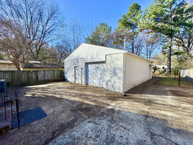 Building Photo - 135 S Greer St