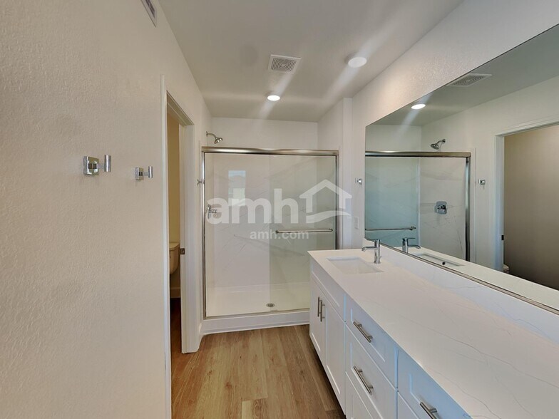 Building Photo - 6440 Marthas Vineyard Ave