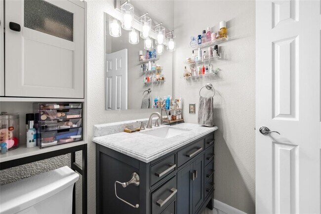 Building Photo - 1307 Kinney Ave