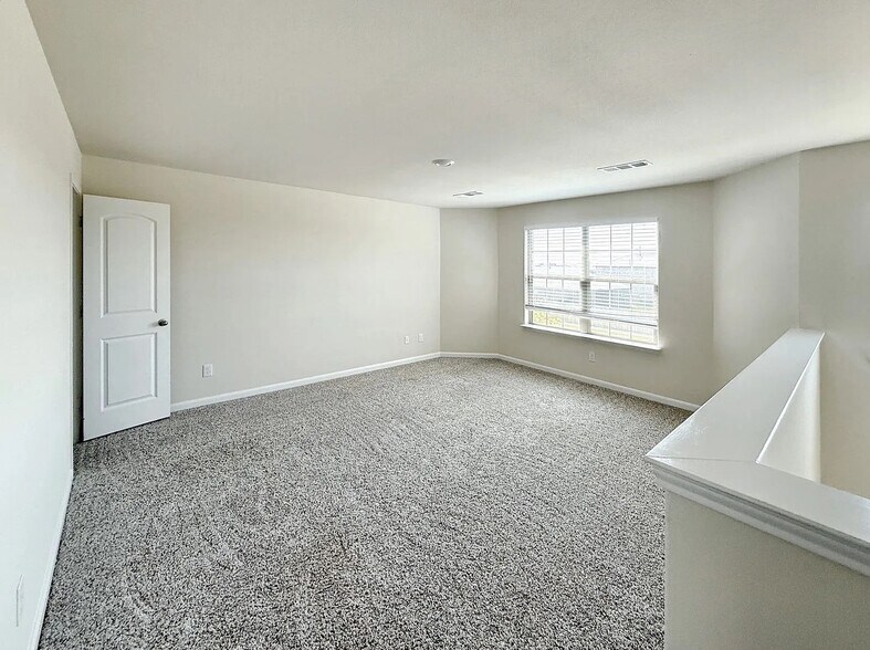 Building Photo - Room in House on Serena Dr