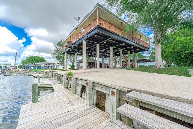 Building Photo - 302 Palm Dr