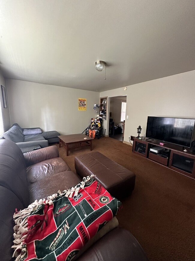 Building Photo - 4 Bed 2 Bath close to UWEC and downtown! A...