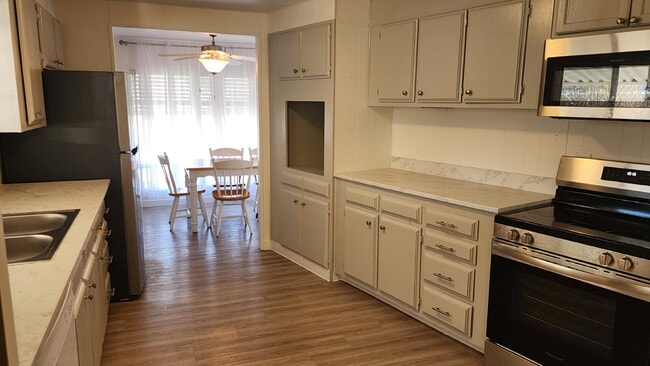 Building Photo - "Charming 2-Bedroom Mobile Home with Sceni...