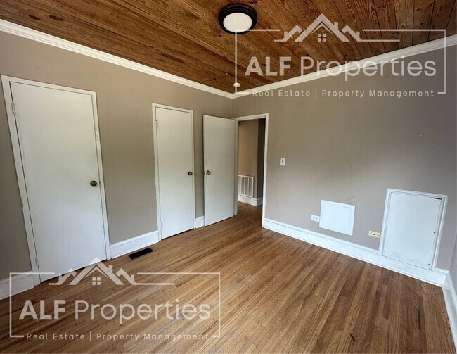 Building Photo - Renovated 2 Bedroom, 1 Bath First-Floor Apartment Available