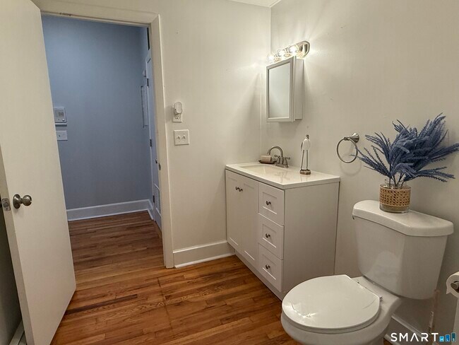 Building Photo - 187 Bank St