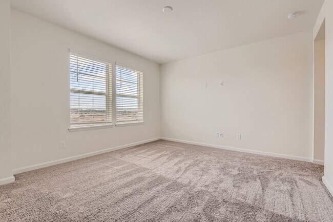Building Photo - Welcome to this 3 bed, 2 and half bath town-home in Briargate area