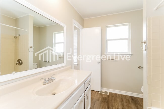 Building Photo - 1109 NE 9th St