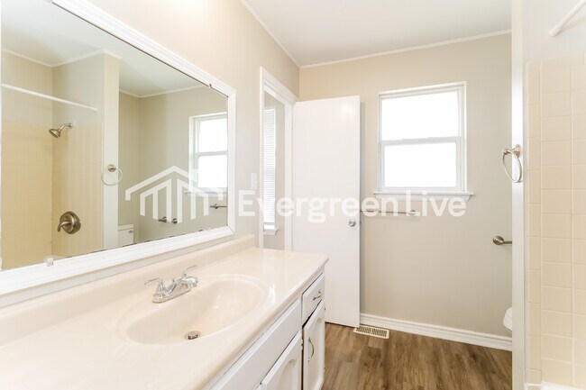 Building Photo - 1109 NE 9th St Terrace