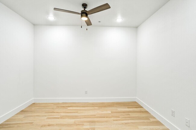 Building Photo - 2400 Benbrook Dr