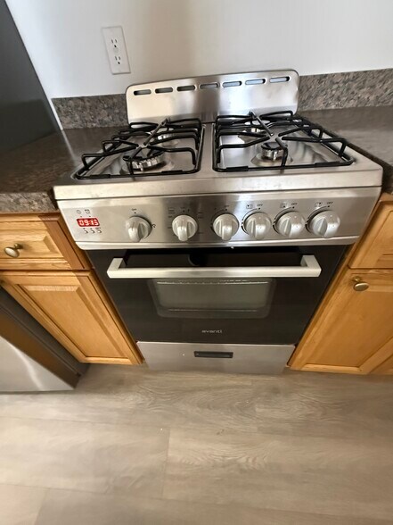 Building Photo - 690 River Rd