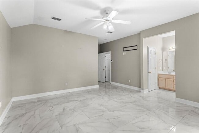 Building Photo - 11027 Oakcrest Dr