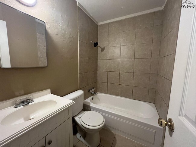 Building Photo - 115 E Garden Dr