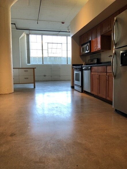 Building Photo - 420 S San Pedro St