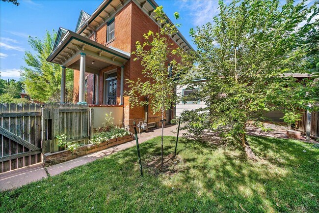 Building Photo - Beautiful 3 Bedroom Victorian Home, With B...