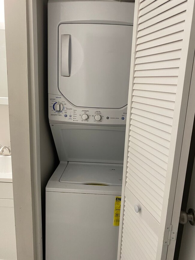 Building Photo - Spacious 1 Br Unit walking distance to Edsall Station