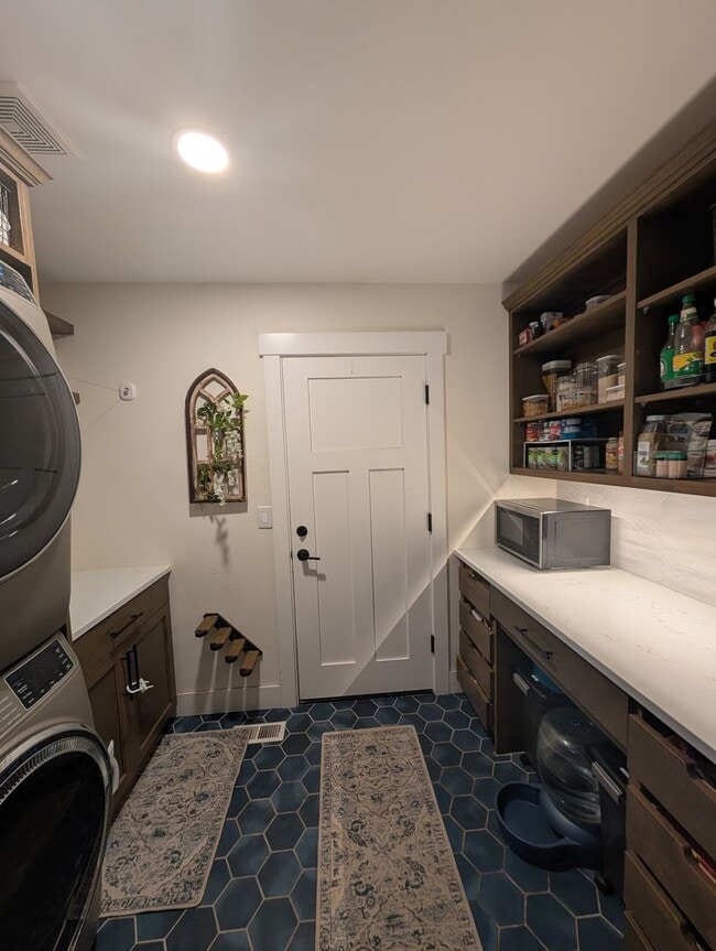 Building Photo - Beautifully Remodeled 3 Bed/2 Bath on Bend...