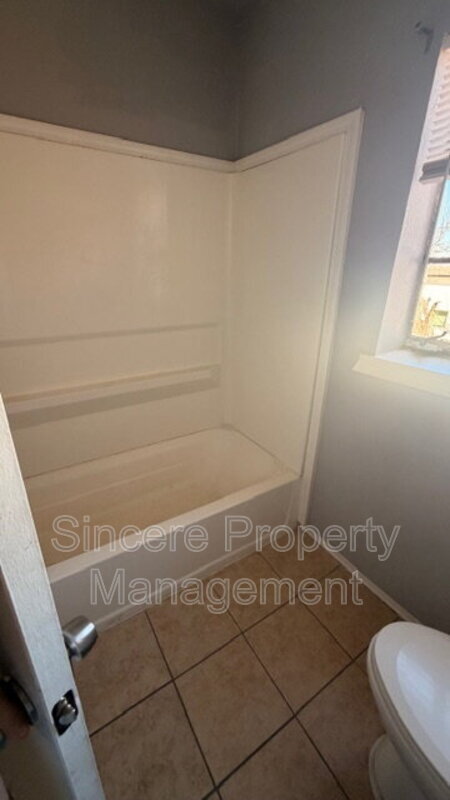 Building Photo - 1931 NE 25th St