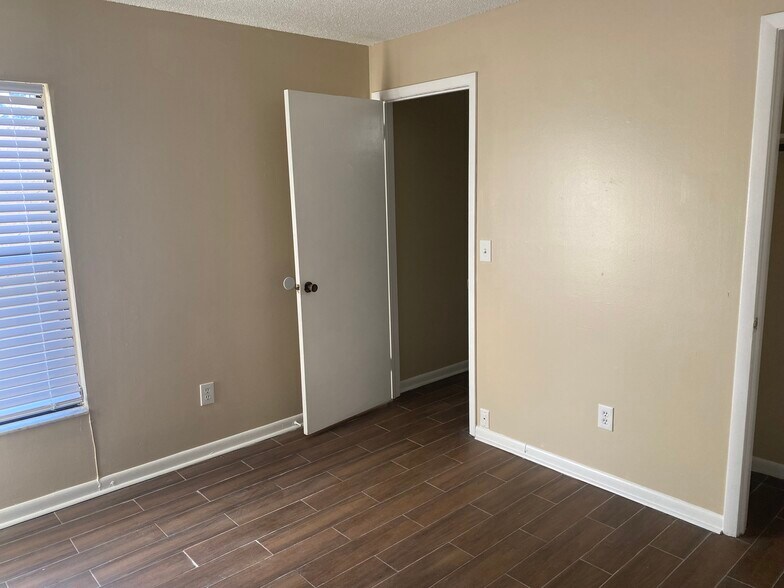 Building Photo - 5486 Pinehaven Ct