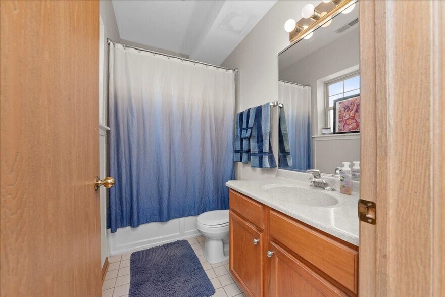 Building Photo - 2307 E 70th Pl