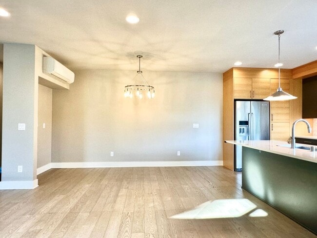 Building Photo - 2Bd/2.5Ba Kirkland Townhouse