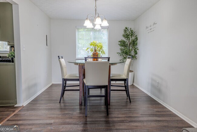 Building Photo - 2073 Raintree Pl