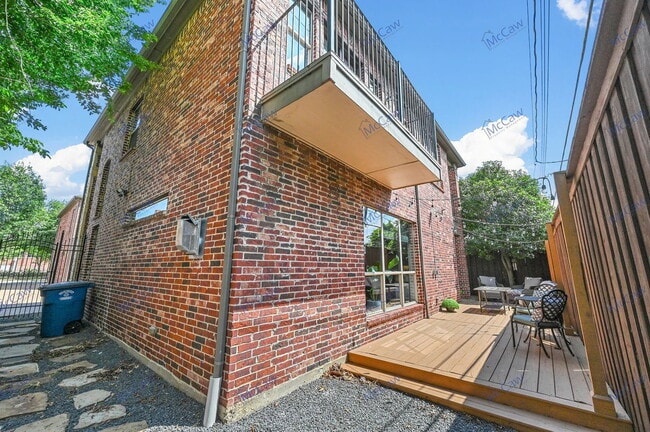 Building Photo - 5211 Mission Ave