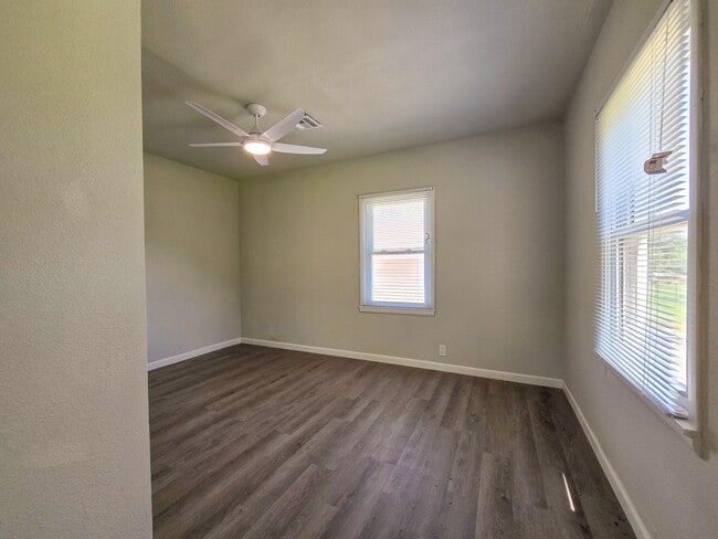 Building Photo - 3 Bedroom 1 Bath Home in Shawnee!