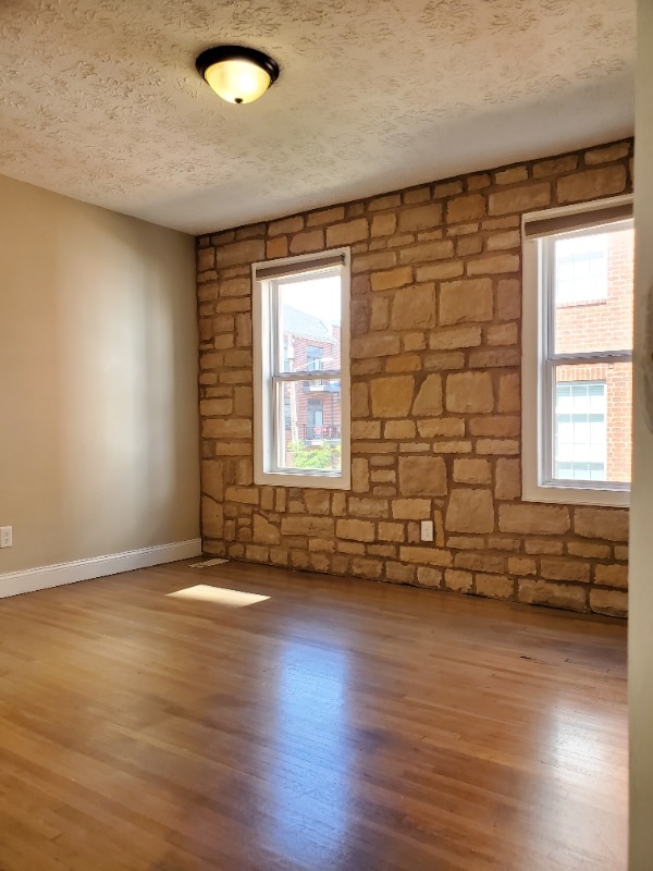 Building Photo - 90 E 8th Ave