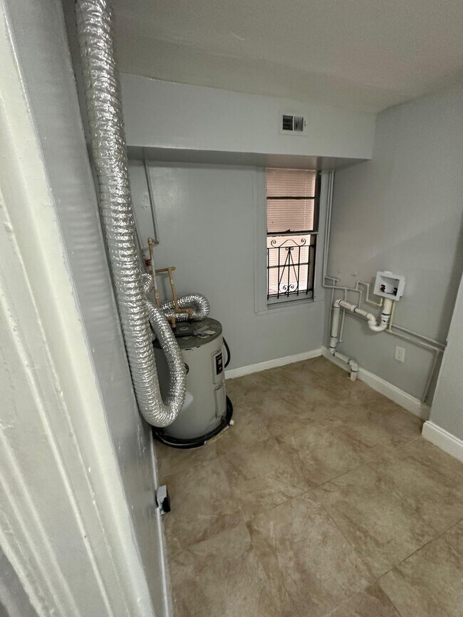 Building Photo - Fully Renovated 3/2 Available for Immediat...