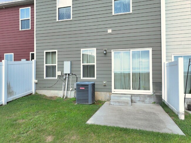 Building Photo - Rent to Own Option - Beautiful, like new 3BR/2.5BA townhouse in Goodlettsville