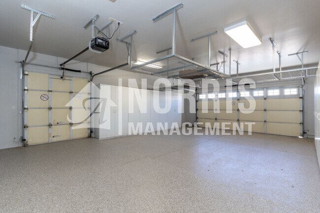 Building Photo - Beautiful Home Located in The Links