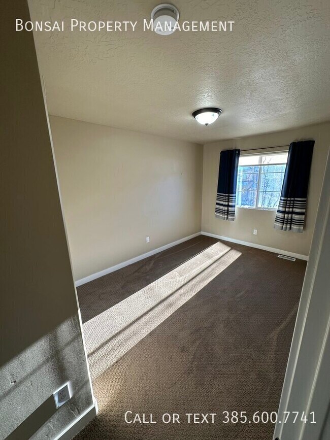 Building Photo - 3711 Summer Heights Dr