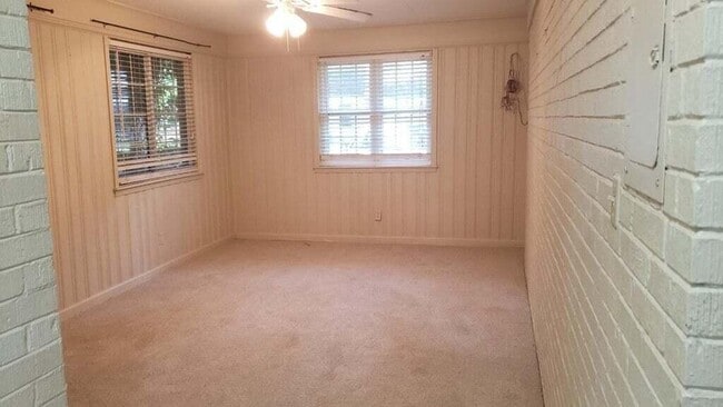 Building Photo - 2404 Hiawassee Rd