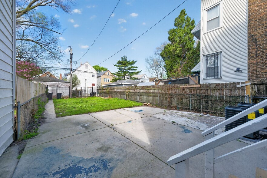 Building Photo - 8428 S Escanaba Ave