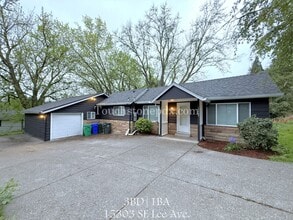 Building Photo - Bright Milwaukie Home with Deck and Large Yard!