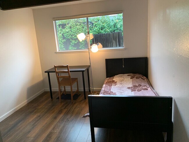 Building Photo - Beautiful 3 bedroom home in Central Davis available for fall move in!