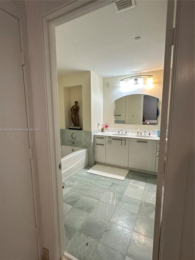 Building Photo - 1060 Brickell Ave