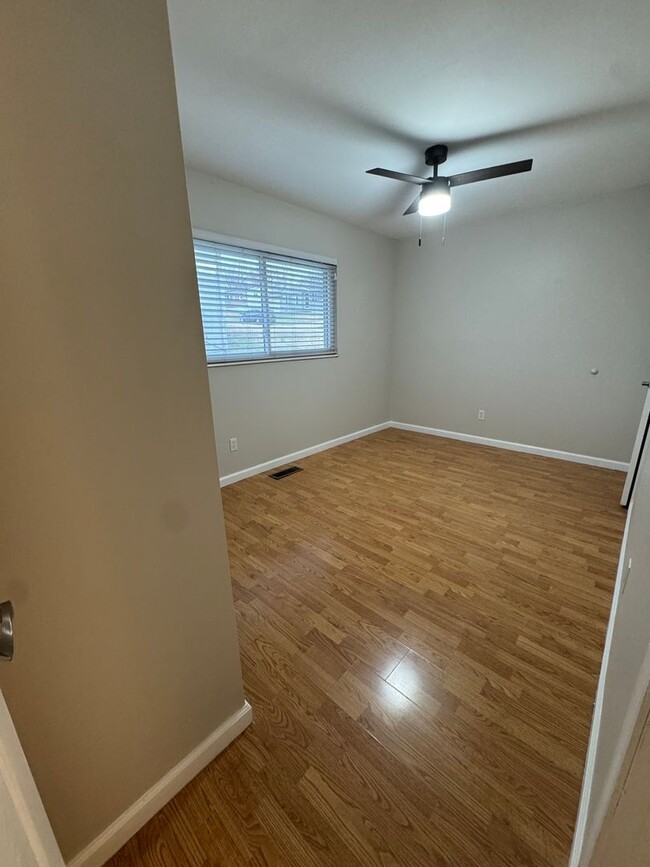 Building Photo - Beautiful 3 Bed 1 Bath For Rent!
