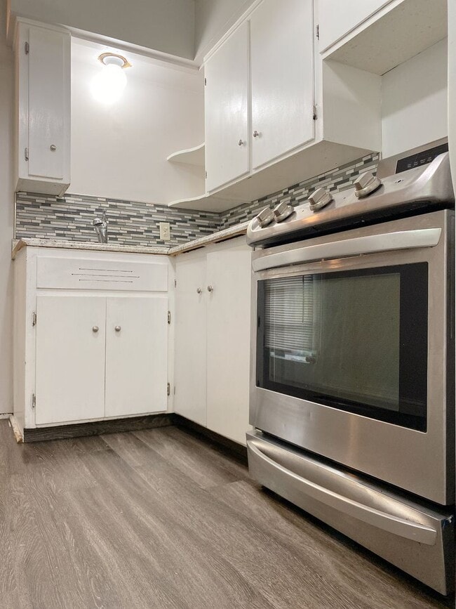 Building Photo - Beautiful 3 bed 1 bath house, over sized driveway, garage and fenced in back yard $1795