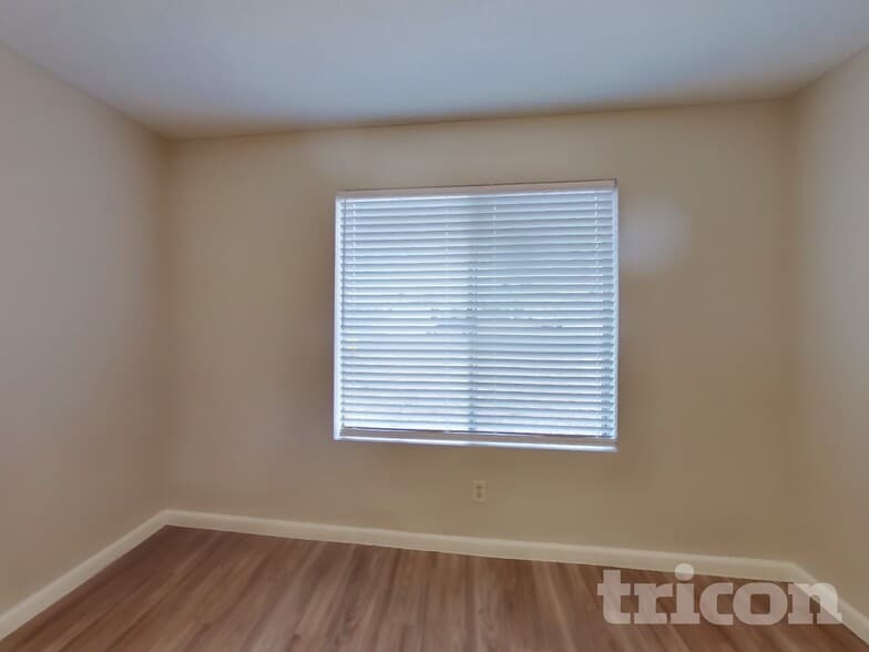 Building Photo - 904 W Yale Dr