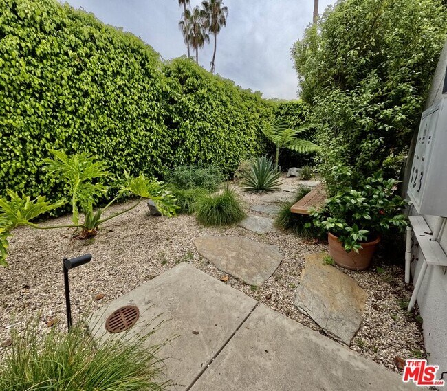 Building Photo - 805 N W Knoll Dr