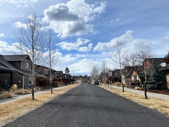 Building Photo - Custom 3-Bedroom with Fenced Yard in heart of Sisters!