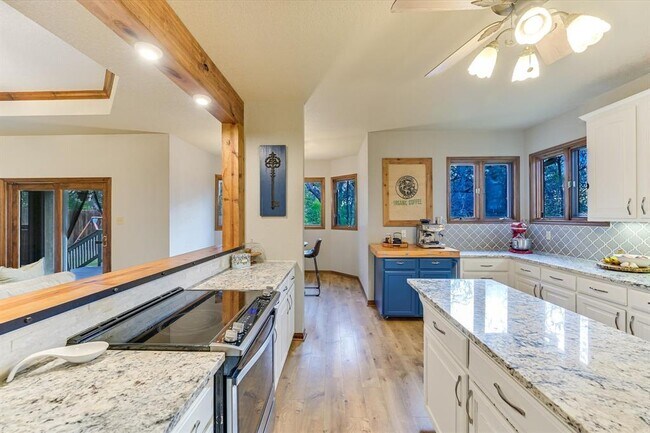 Building Photo - 640 Bluffside Dr