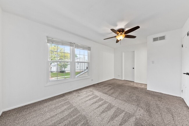 Building Photo - Modern 3-Bed Townhome in Hoffman Estates –...
