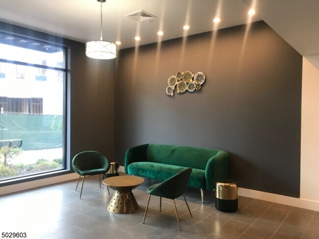 Building Photo - 1140 E St Georges Ave