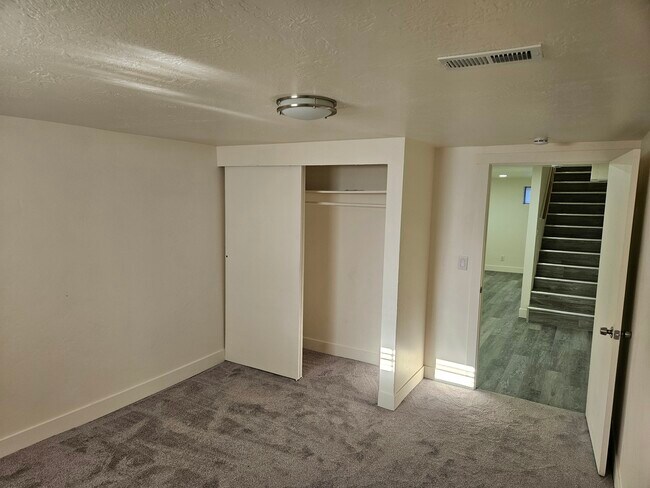 Building Photo - Roy Duplex