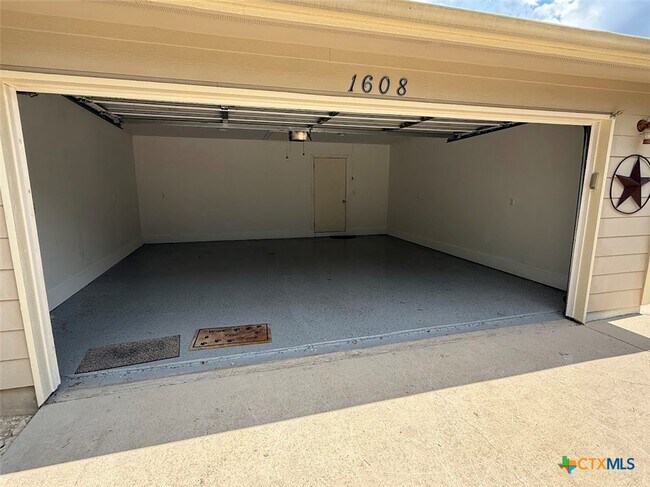 Building Photo - 1608 Lakeview Dr