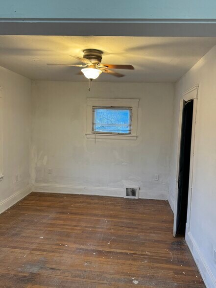 Building Photo - 4126 E 146th St